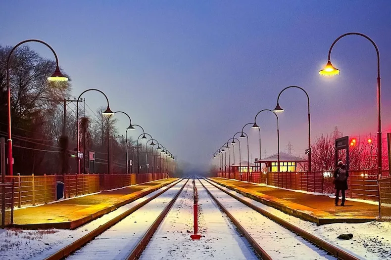 Gare de train la nuit