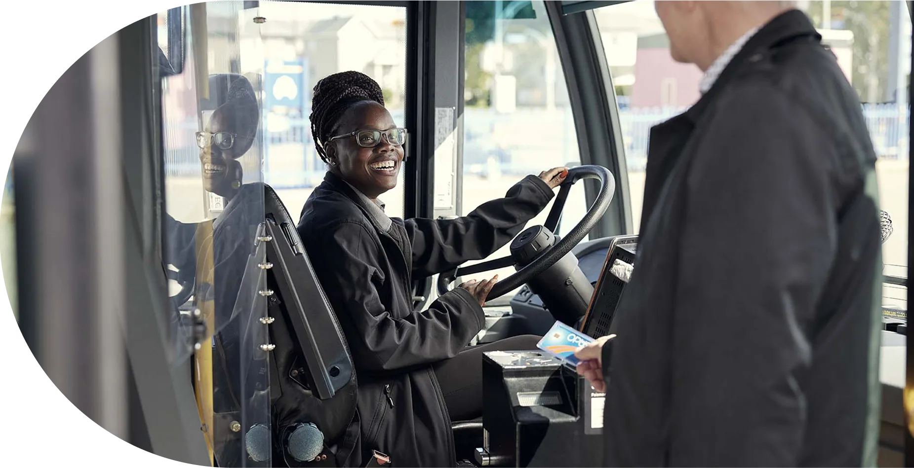 Conductrice d'autobus et client.
